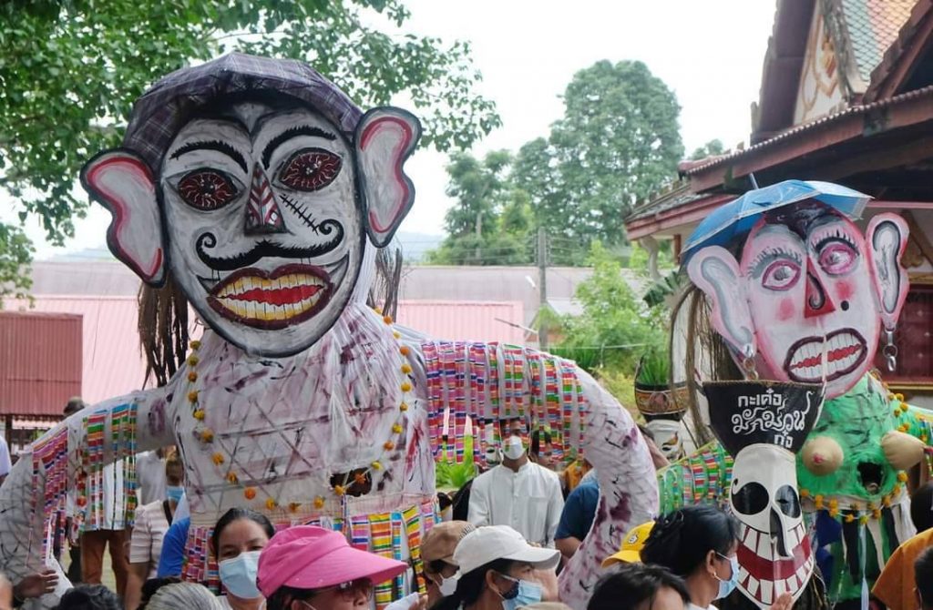 Una maschera horror durante il Phi Ta Khon Ghost Festival a Dan