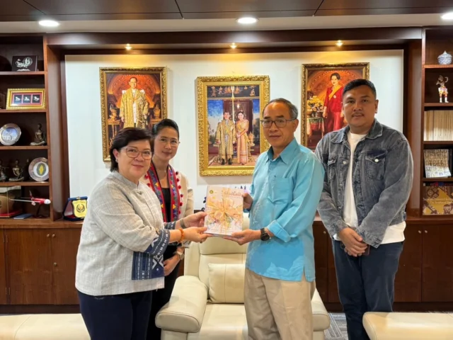 🤝 มูลนิธิไทยร่วมมือกับสถานเอกอัครราชทูต ณ กรุงโซล ในการสนับสนุนกิจกรรมการจัดงานเทศกาลไทย ระหว่างวันที่ 6 - 7 ก.ย. 2568 ซึ่งเป็นการสนับสนุนการเสริมสร้างความเข้มแข็งและความสามัคคีให้แก่ชุมชนไทยในสาธารณรัฐเกาหลี (เกาหลีใต้) ด้วย🌟 โดยเมื่อวันที่ 18 - 21 ก.ค. 2568 มูลนิธิไทยได้เชิญคณะครูจากสถาบันบัณฑิตพัฒนศิลป์ กระทรวงวัฒนธรรม เดินทางไปฝึกซ้อมการแสดงนาฏศิลป์และรำไทยให้แก่ชุมชนไทยประมาณเกือบ 30 คน ณ มหาวิทยาลัยฮันกุก เกาหลีใต้ โดยนายธานี แสงรัตน์ เอกอัครราชทูต ณ กรุงโซล ได้ไปพบเยี่ยมคณะชุมชนไทยที่มาฝึกซ้อมฯ ดังกล่าว ซึ่งจะร่วมขึ้นแสดงรำไทยในงานเทศกาลไทย ในต้นเดือน ก.ย. 2568 ด้วยต่อไป🤝 The Thailand Foundation and the Royal Thai Embassy in Seoul support the activities for the upcoming Thai Festival, which will be held on 6–7 September 2025, on purpose to strengthen Thai Community in South Korea.🌟 From 18–21 July 2025, the Thailand Foundation invited instructors from the Bunditpatanasilpa Institute, under the Ministry of Culture, to conduct the Training of Thai Traditional Dances for nearly 30 members of the Thai community, at Hankuk University in South Korea. On this occasion, H.E. Mr. Tanee Sangrat, Ambassador of Thailand to Seoul,  also visited the said Thai Community and observe their training. These trained participants will perform Thai Traditional Dances at the upcoming Thai Festival in Seoul, on 6-7 September 2025.#ThailandFoundation #มูลนิธิไทย #Thaiclassicaldance #RoyalThaiEmbassyinSeoul #ThaiFestival #เทศกาลไทย